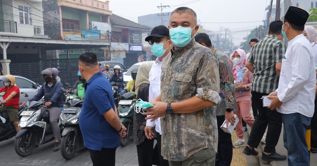 Pemkot Palembang Bagikan 15.000 Masker Gratis di Persimpangan Jalan, Warga Diimbau Kurangi Aktivitas Luar Ruangan