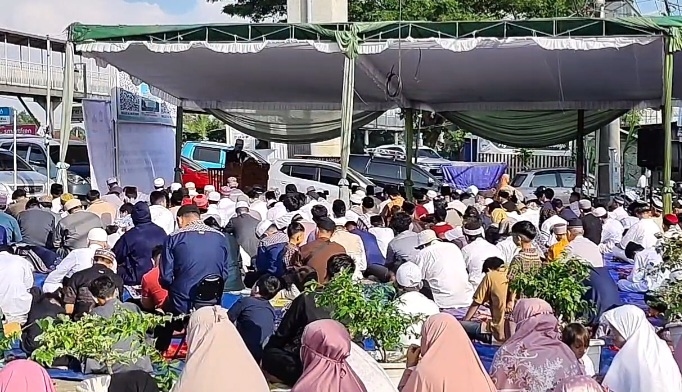 Gunakan Metode Rukyat Global, Ratusan Jemaah Masjid Almustanir Jakabaring Palembang Laksanakan Salat Idul Fitri 1447 Hijriah