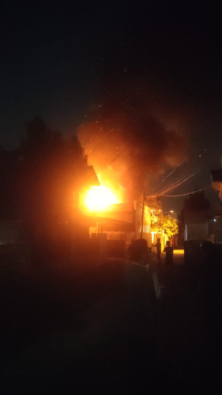 Korsleting Tiang Listrik Picu Kebakaran di Palembang, Garasi Klinik Ludes Dilalap Api