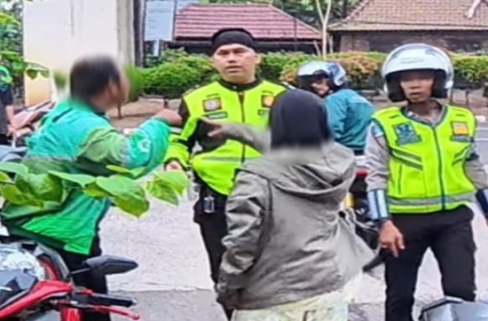 Viral Aniaya Wanita Gegara Sein, Driver Ojol di Palembang Ditahan Polisi
