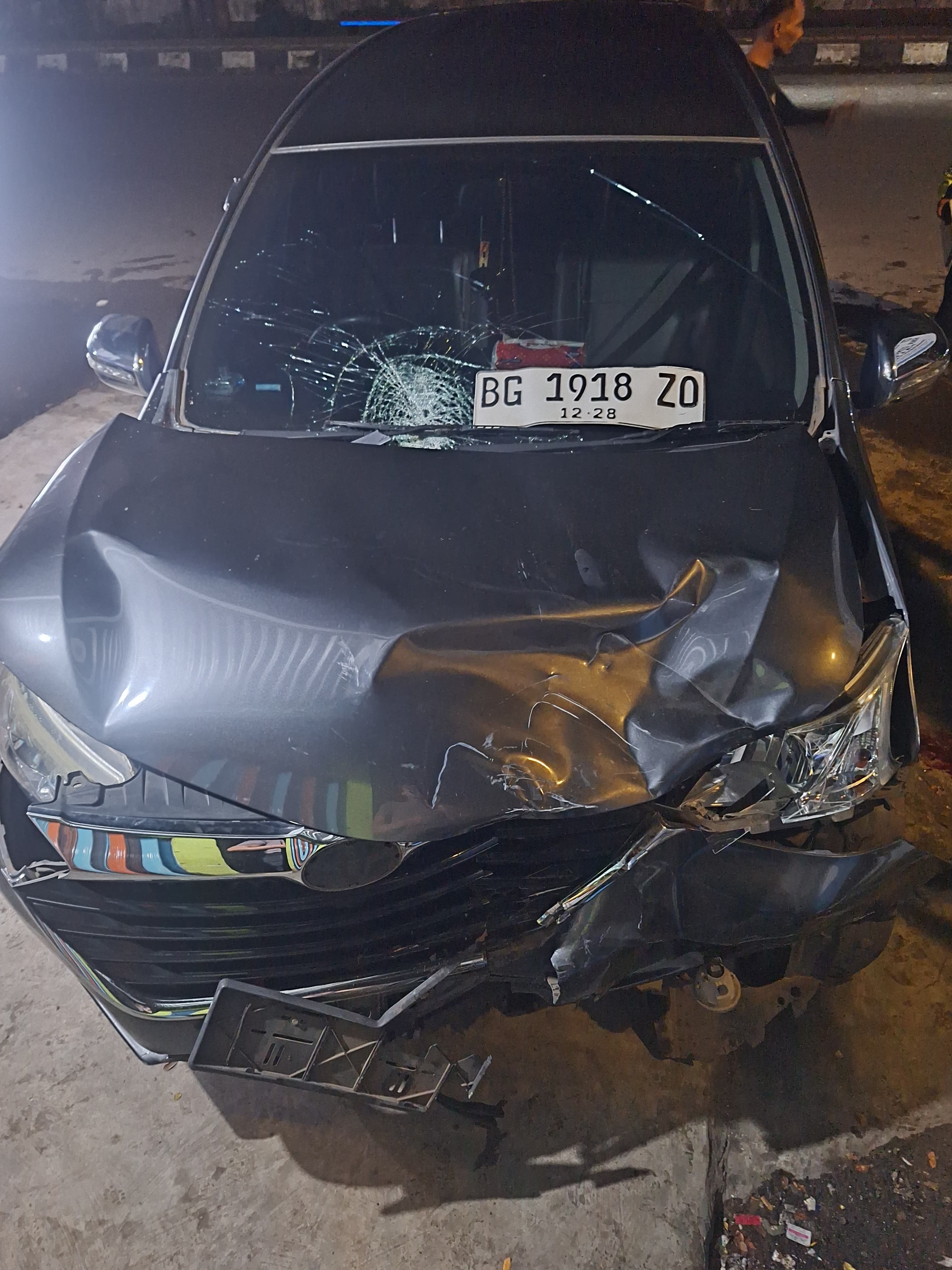 Tabrakan Dini Hari di Plaju: Adu Kambing Avanza vs Beat, Pengendara Motor Kritis Tanpa Identitas