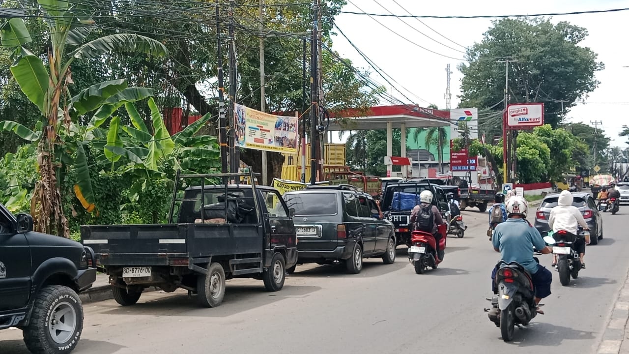 Mobil Mewah Ikut Antre Bio Solar, Sopir Angkutan Barang di Palembang Protes