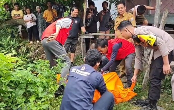 Warga 5 Ulu Palembang Geger, Pria Ditemukan Mengapung di Kolam Terbengkalai