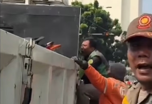 Ojol Viral Panjat Truk Dishub Usai Motor Diangkut saat Penertiban Parkir Liar