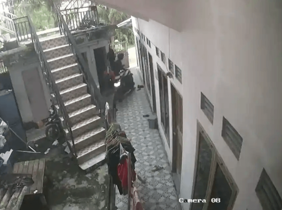 Pencuri Berhelm Gasak Motor Mahasiswi di Kosan, Terekam Jelas CCTV