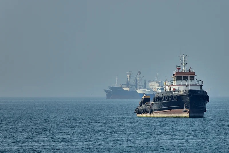 Perang AS Iran Terkini: Selat Hormuz dan Laut Merah Ditutup, Harga Minyak Mentah Dunia Melonjak Tajam
