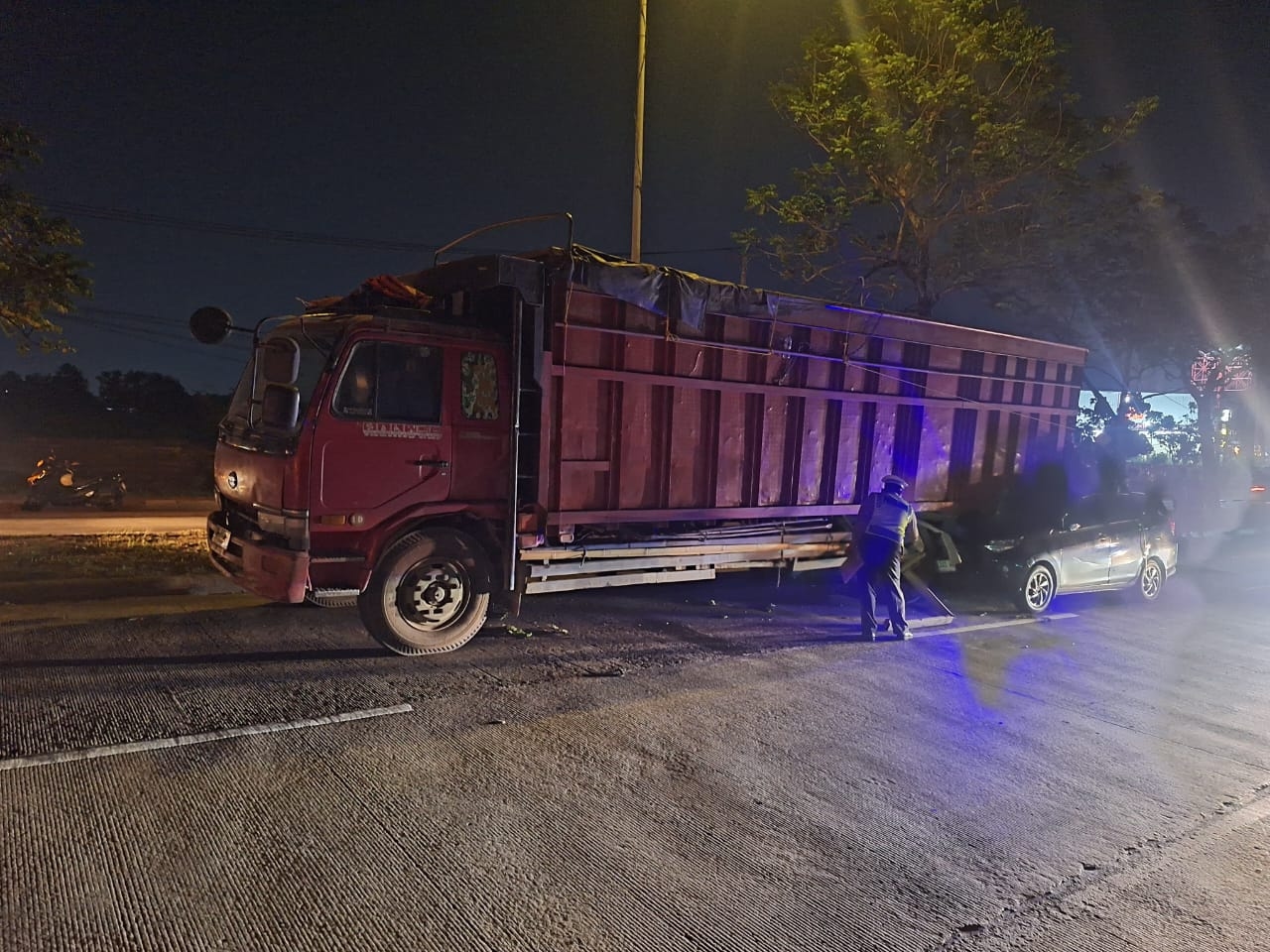 Truk Mogok di Bypass Alang-alang Lebar Dua Kali Ditabrak dalam Semalam, Pengemudi Sigra Terluka