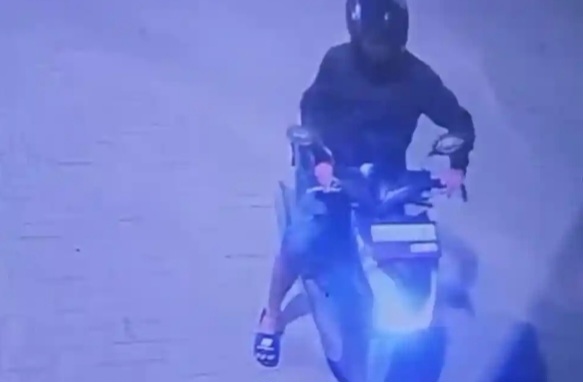 Curanmor Subuh Hari di Palembang Terekam CCTV, Pelaku Bermasker Gasak Motor di Area Kantor Perkim