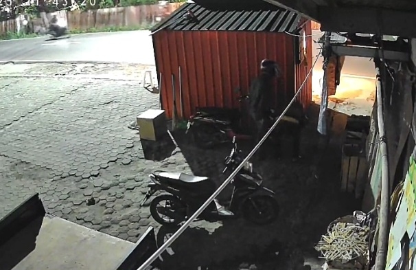 Aksi Curanmor Terekam CCTV di Sako Palembang, Motor Karyawan Outlet Minuman Raib Saat Bersiap Tutup Toko