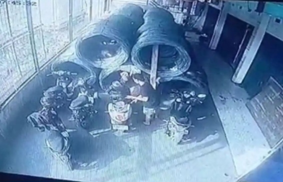 Terekam CCTV, Karyawan Diduga Gasak Motor Rekan Kerja di Pergudangan Alang-alang Lebar Palembang