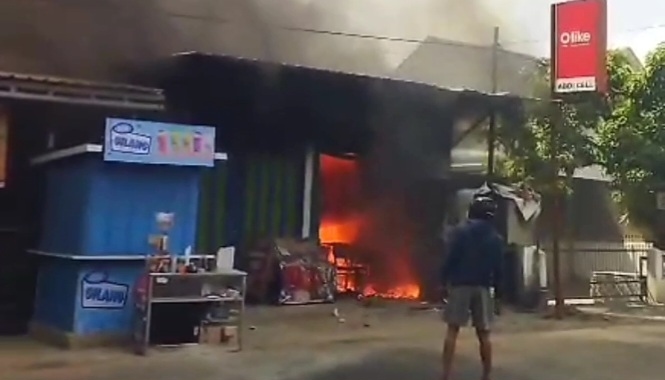 Diduga Regulator Gas Bocor Saat Masak Teh, Kebakaran Hanguskan Dua Kios dan Tiga Rumah Bedeng di Plaju