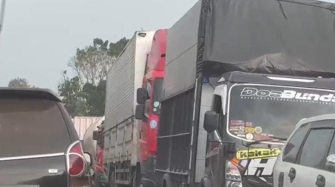 Macet Jalintim Palembang–Betung Tembus 40 Km, Tol Palembang–Betung Didesak Segera Dibuka