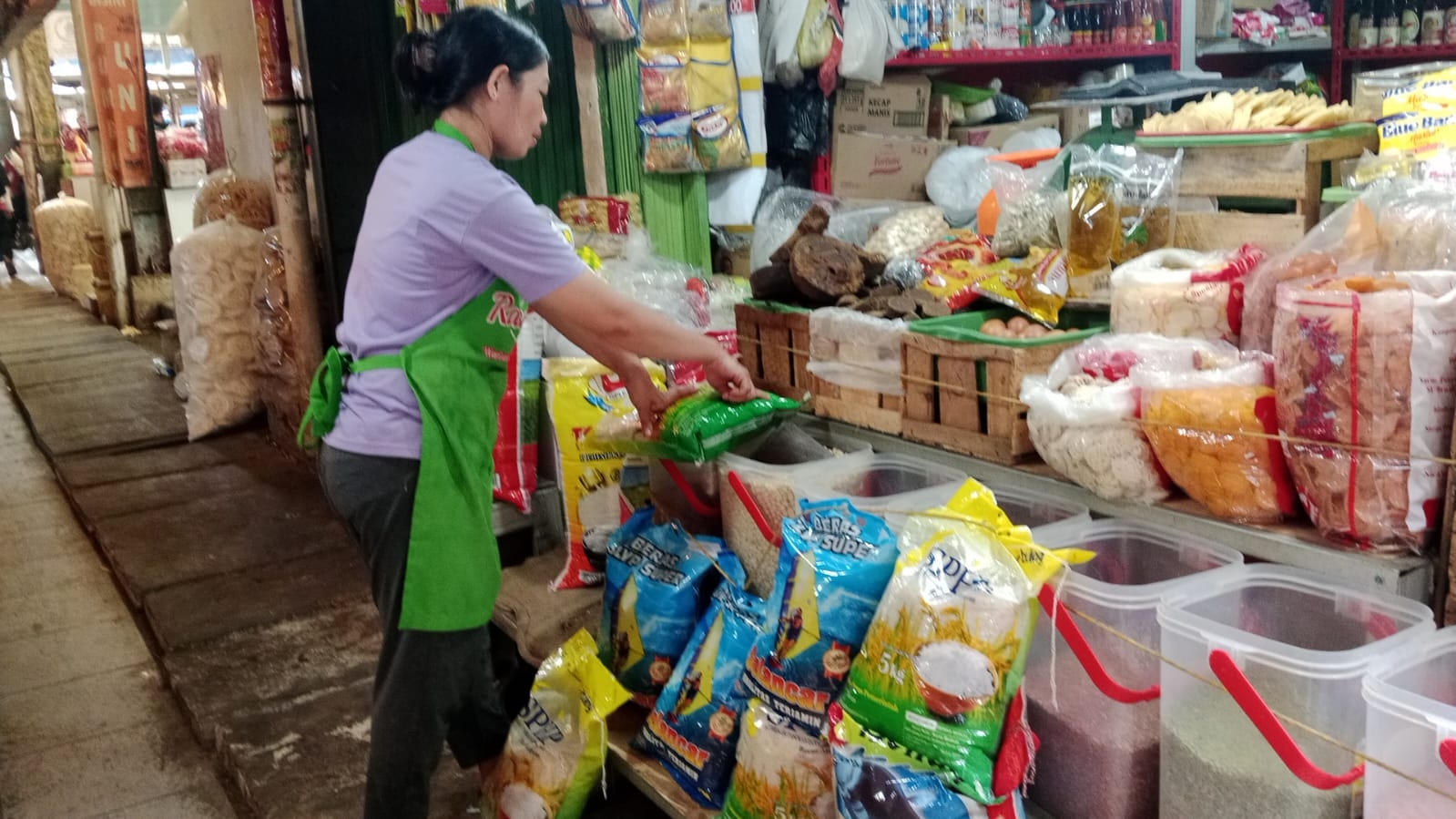 Beras 10 Kg Langka di Pasar Lemabang Palembang, Warga Beralih ke Kemasan 5 Kg