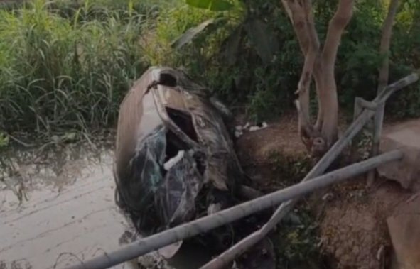 Kabut Asap Tebal di Jakabaring Palembang, Toyota Avanza Masuk Saluran Air