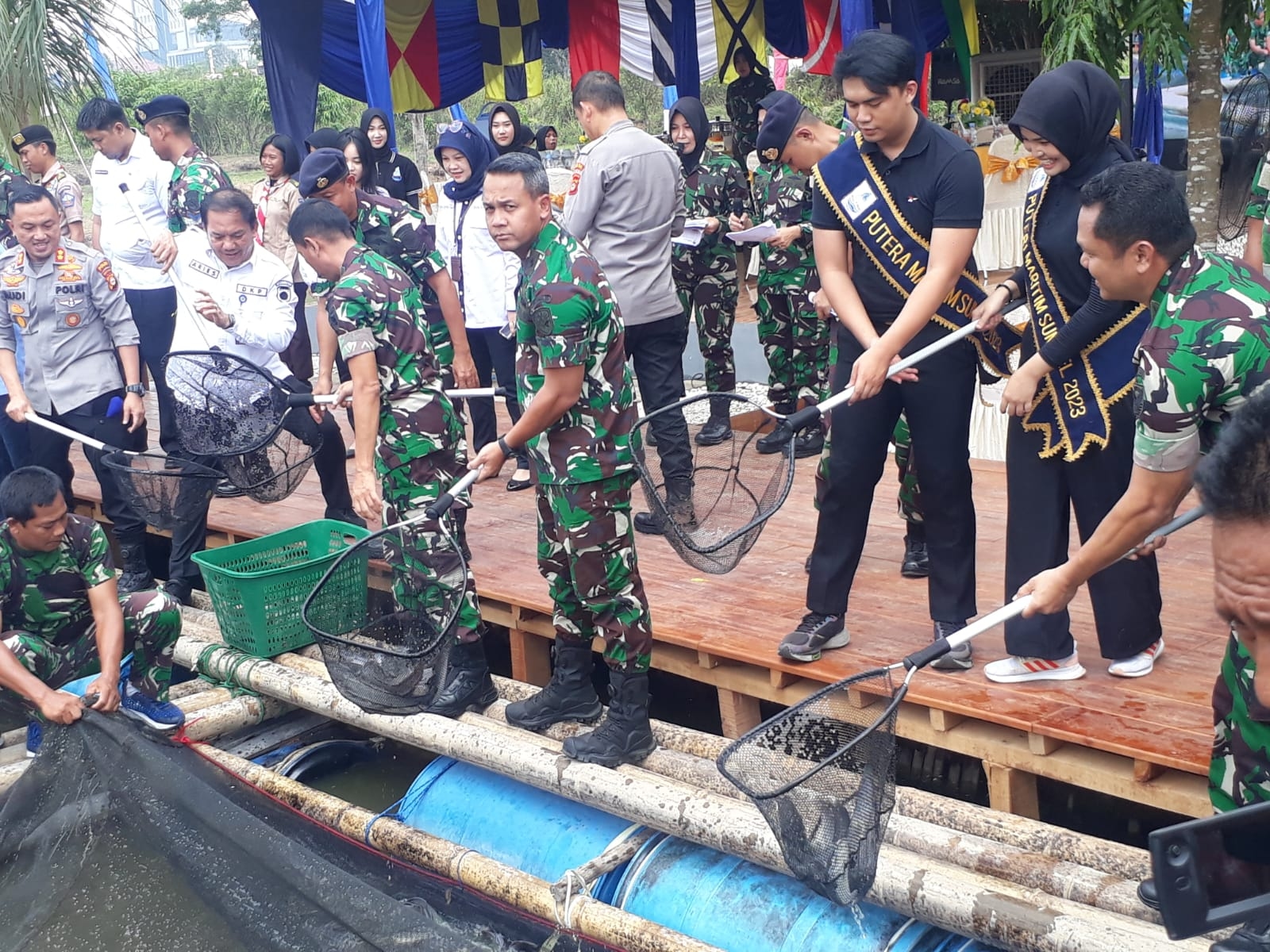 Dukung Gerakan Nasional Ketahanan Pangan, Pangkalan TNI AL Palembang Tebar Ribuan Benih Ikan