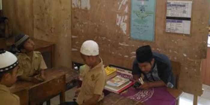Kondisi Memilukan! Siswa Madrasah di Palembang Berjuang Belajar di Balik Triplek