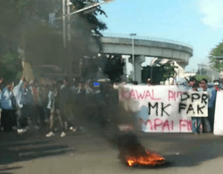 Tolak Revisi UU Pilkada, Ratusan Mahasiswa Palembang Bakar Ban di Depan DPRD Sumsel