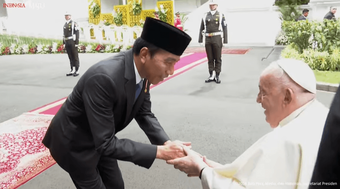 Presiden Jokowi Membungkuk Saat Sambut Paus Fransiskus