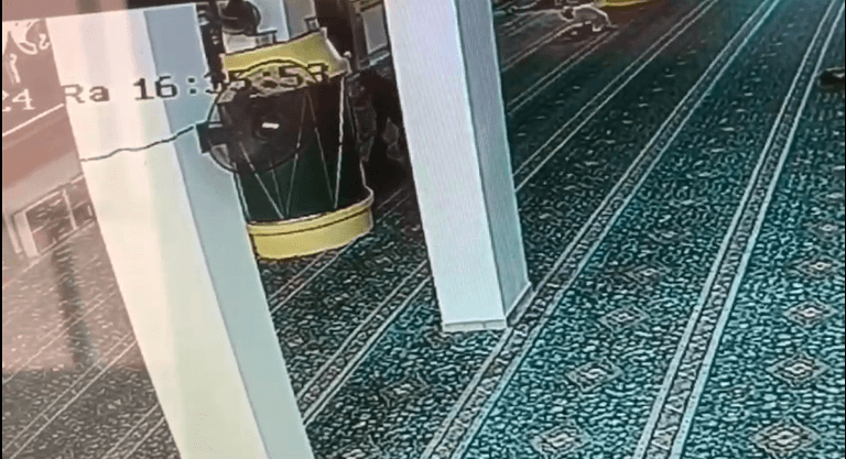 Pelaku Pencurian Terekam CCTV, Dua Jemaah Kehilangan Uang dan Ponsel di Masjid Taqwa Palembang