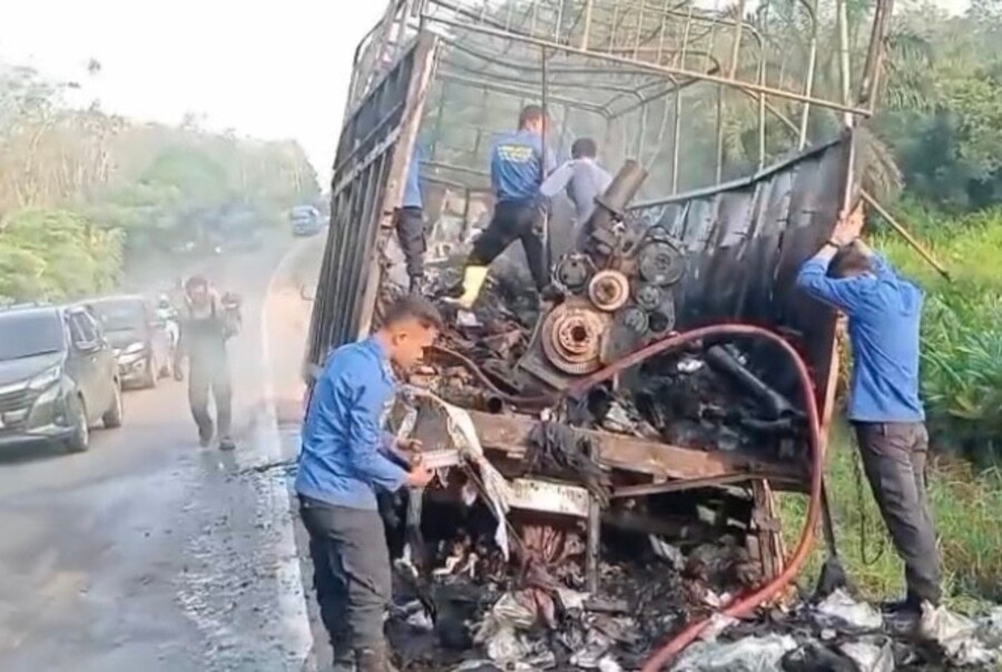 Truk Pengangkut Aksesori HP Terbakar di Jalintim Banyuasin, Kerugian Capai Rp800 Juta
