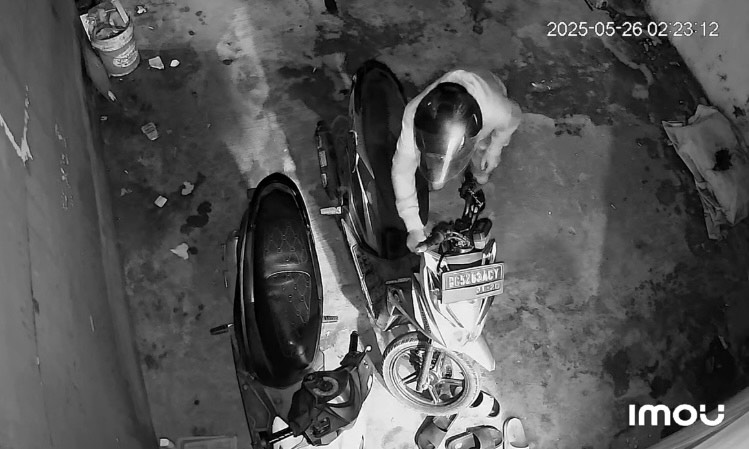 Terekam CCTV, Upaya Pencurian Motor di Palembang Digagalkan Pemilik