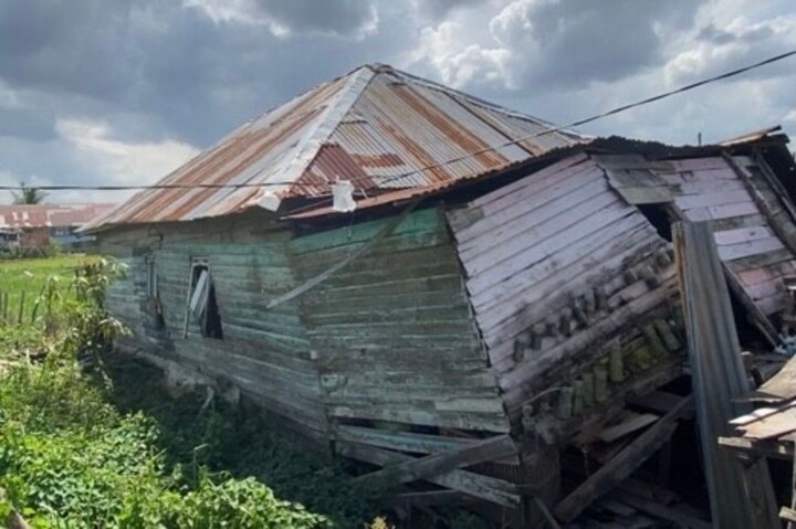 Rumah Ambruk Diterjang Hujan Deras dan Petir, Warga Kertapati Minta Bantuan
