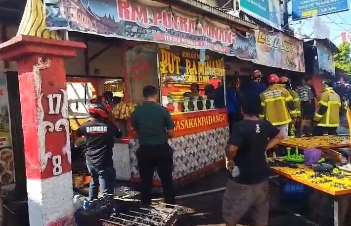  Tragis! Kompor Gas Meledak, Rumah Makan Padang di Palembang Terbakar