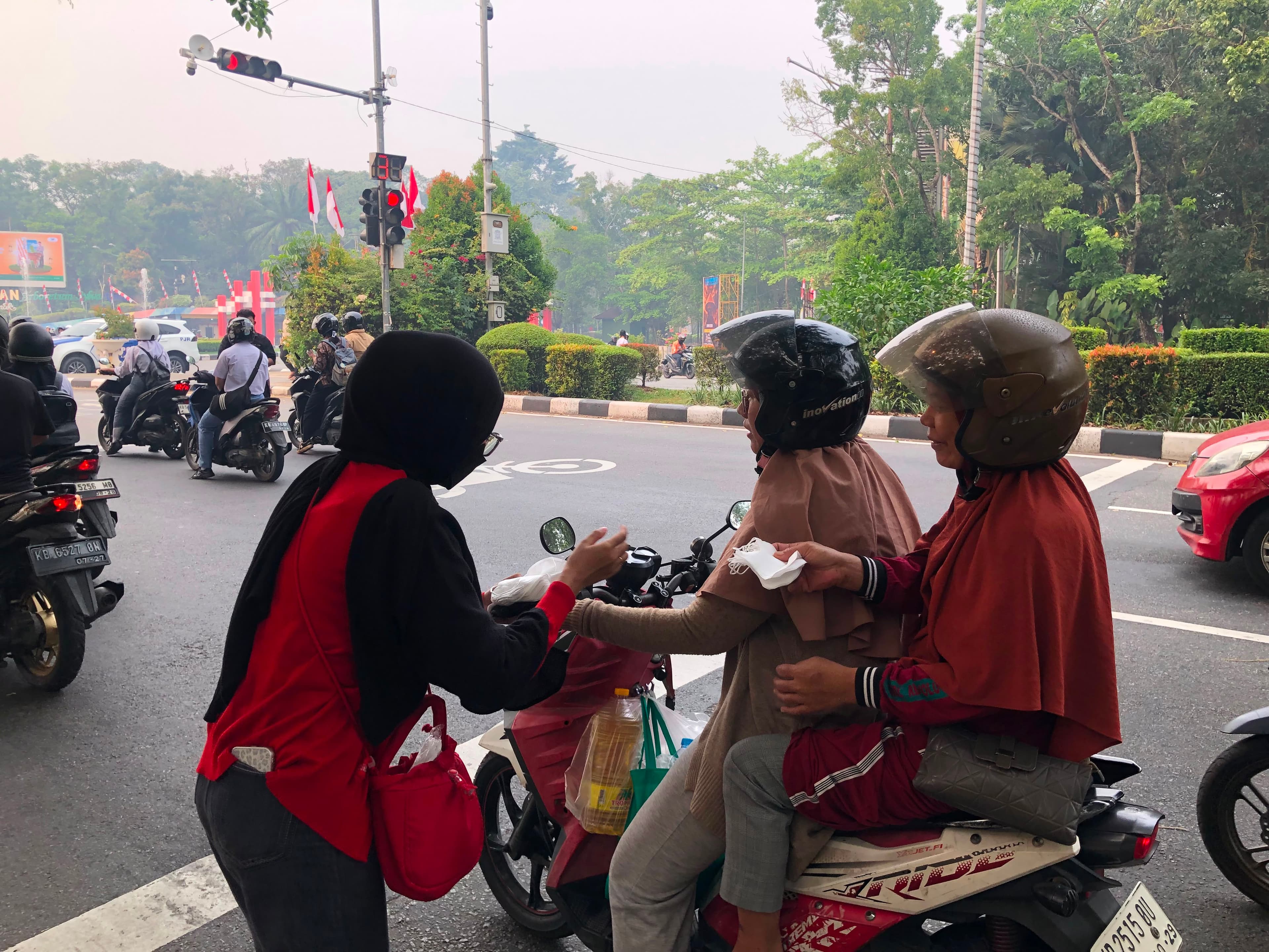 Bukan Sekadar Upacara, BEM Seka Kalbar & HMI Kom. Dakwah Bagikan 10.000 Masker