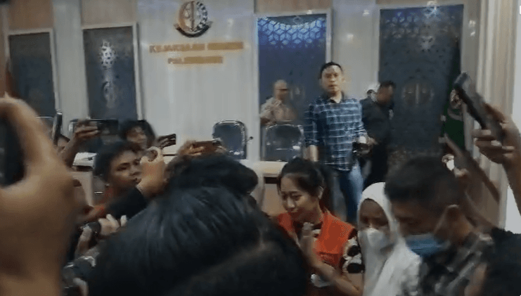 Pakai Rompi Oranye, Alnaura hanya Bisa Tersenyum dan Meminta Maaf Saat Ditangkap