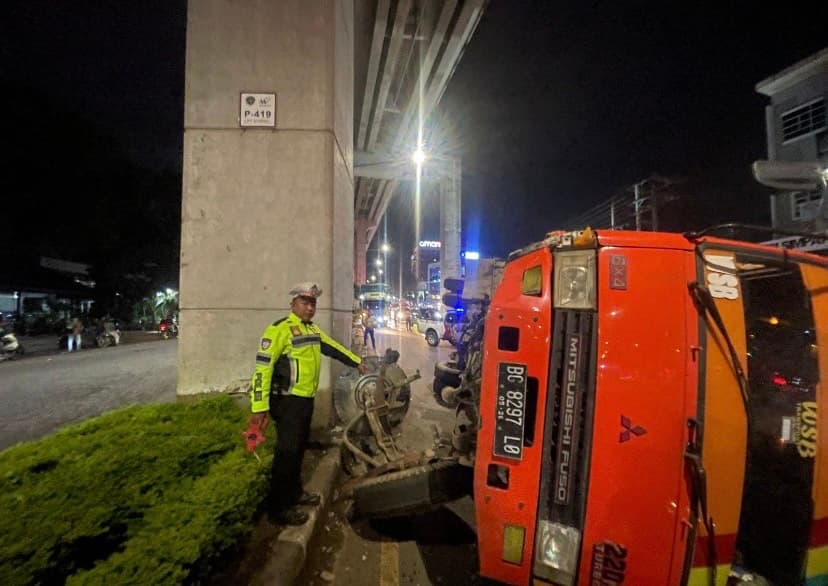 Diduga Akibat Rem Blong, Truk Fuso Hantam Tiang LRT hingga Terguling