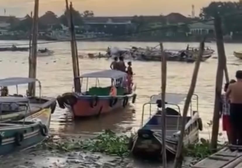 Kapal Jukung Meledak Usai Isi BBM di SPBU Apung 4 Ulu Palembang, Dua Orang Alami Luka Bakar Serius