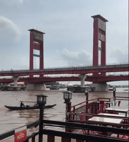 Ngabuburit di Atas Sungai Musi, Sensasi Menunggu Magrib dengan Latar Jembatan Ampera