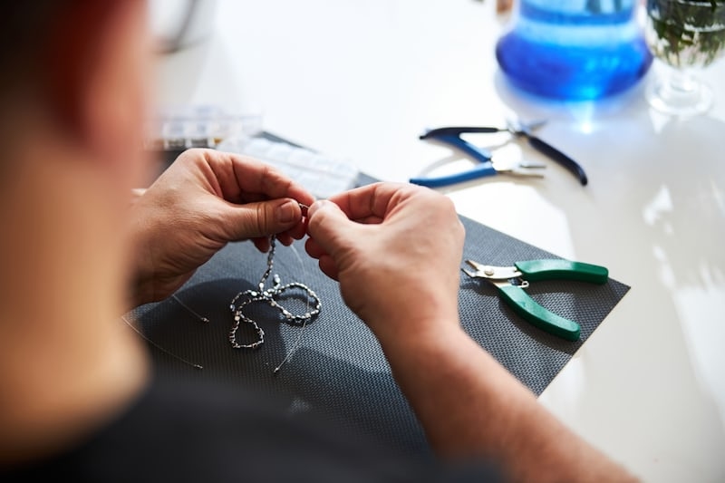 Jelang Akhir Pekan, Harga Emas Perhiasan Palembang Turun Rp100 Ribu per Suku