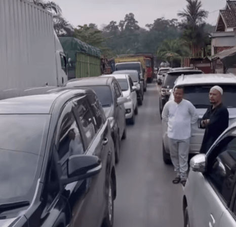 Macet Parah Jalintim Palembang–Jambi, Antrean Kendaraan Mengular Puluhan Kilometer