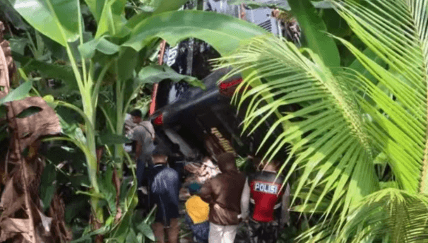 Bus AKAP Jakarta–Padang Terjun ke Jurang di Lahat, 1 Penumpang Tewas dan Belasan Luka