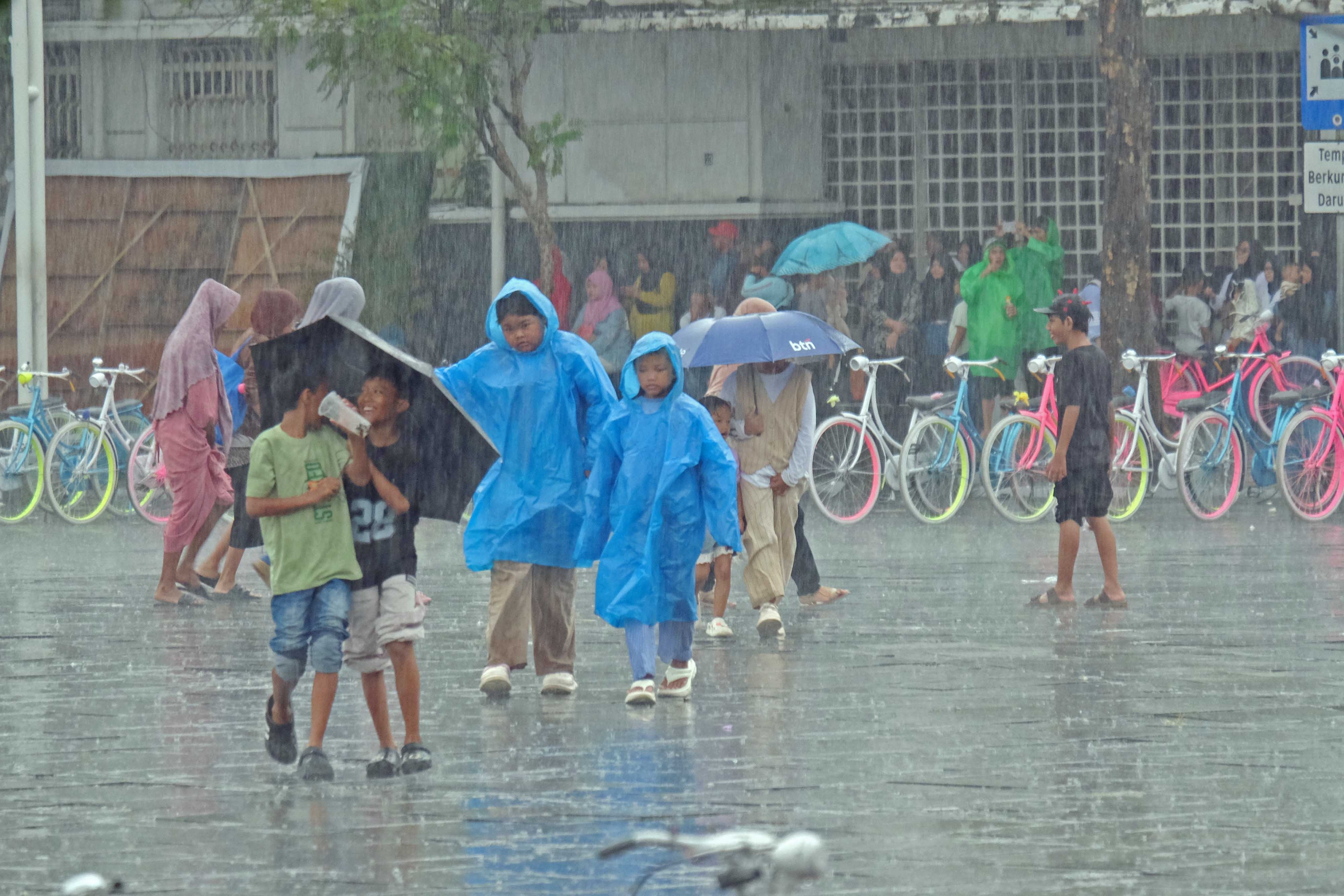 BMKG Peringatkan Puncak Hujan April 2026, Warga Sumsel Diminta Waspada Banjir dan Longsor