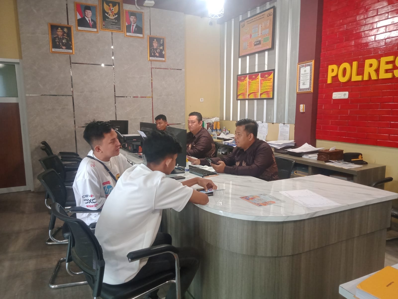 Ditodong Sajam Saat Berteduh, HP Dirampas dan Korban Dipaksa Transfer Uang