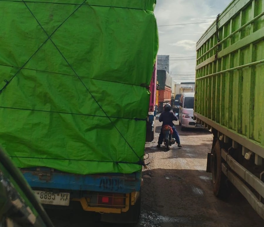 Perbaikan Jalan Picu Macet Parah di Tanjung Api-Api, Polisi Terapkan Sistem Buka-Tutup