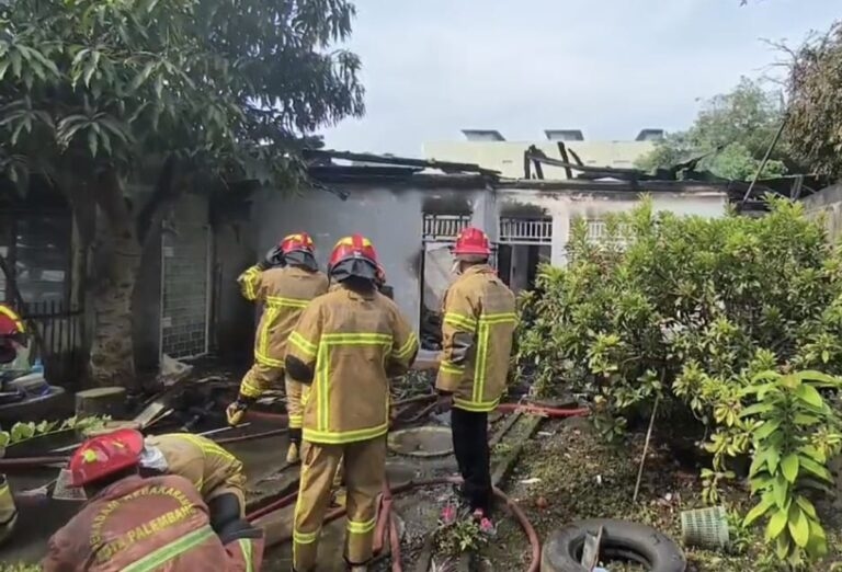 Diduga HP Meledak, Rumah di 5 Ilir Palembang Ludes Terbakar