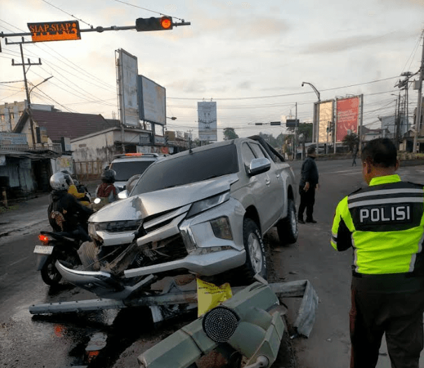 Diduga Microsleep, Triton Hantam Tiang Lampu Merah di Demang Lebar Daun Palembang