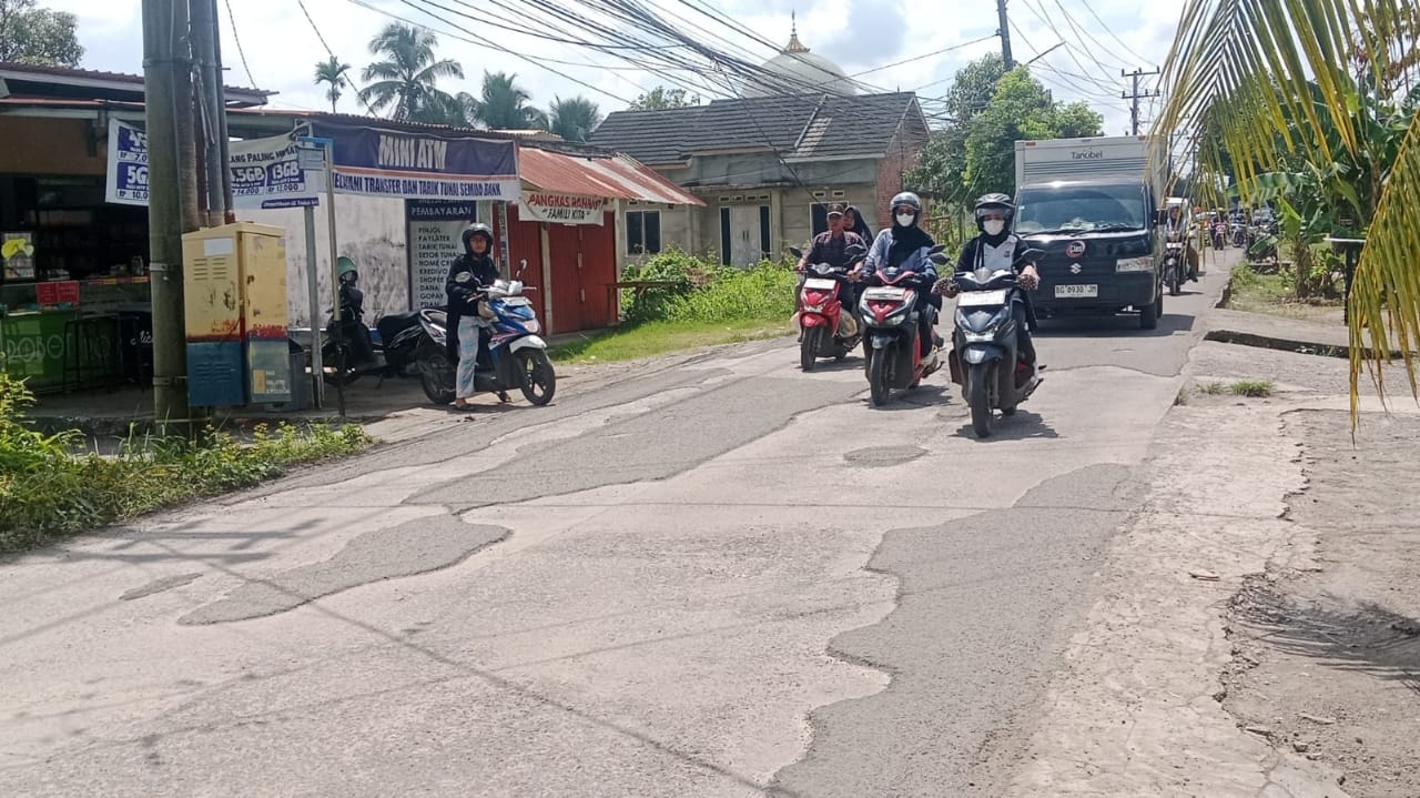 Jalan Rusak 7 Tahun di Tegal Binangun Dikeluhkan Warga, Pengendara Kerap Terjatuh