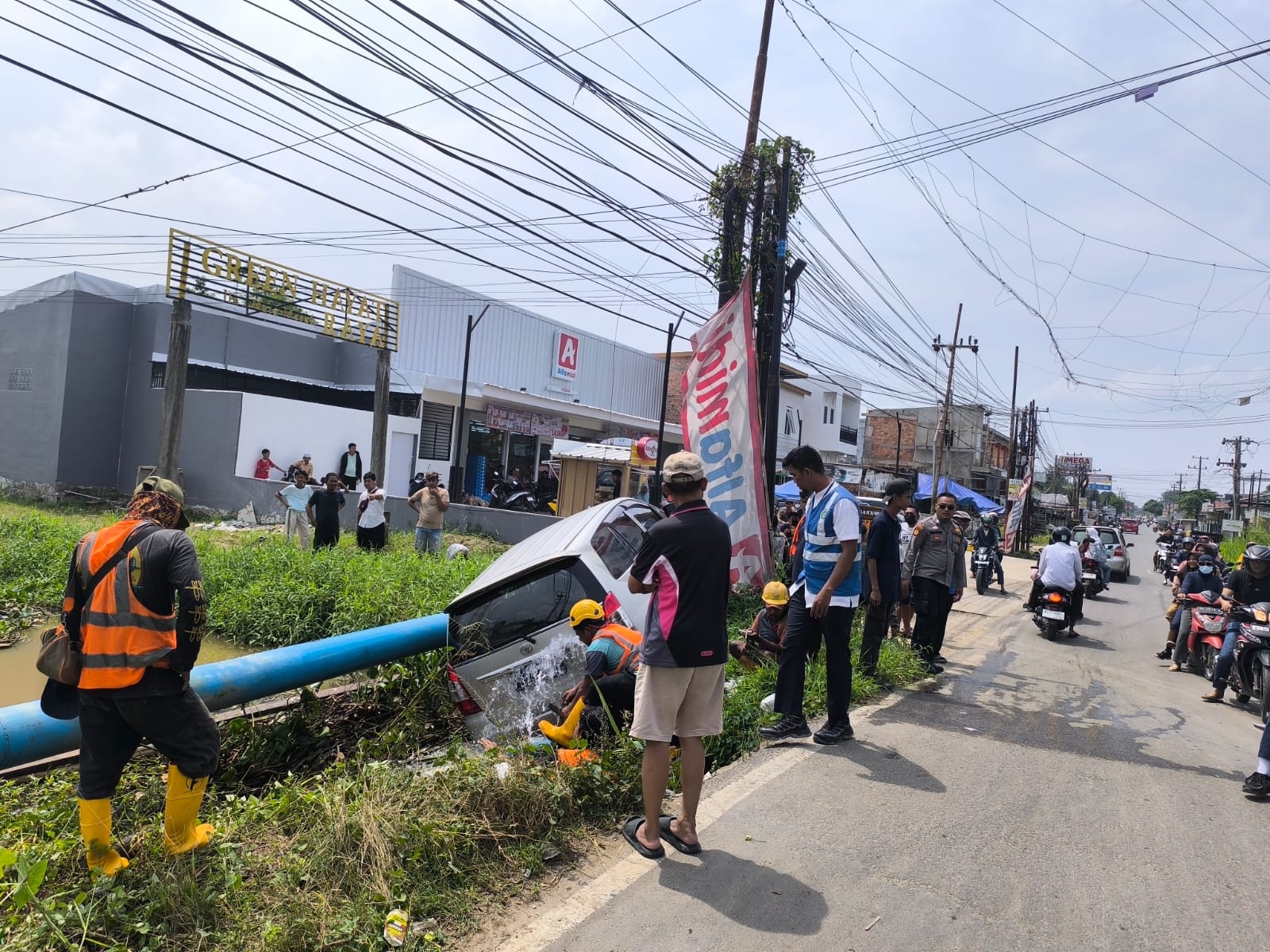 Mobil Dikemudikan Lansia Terperosok ke Drainase Hingga Pipa PDAM Pecah