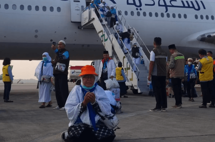 Jemaah Haji Kloter Pertama Debarkasi Palembang Tiba, Bus hingga Barang Bawaan Diperiksa Ketat