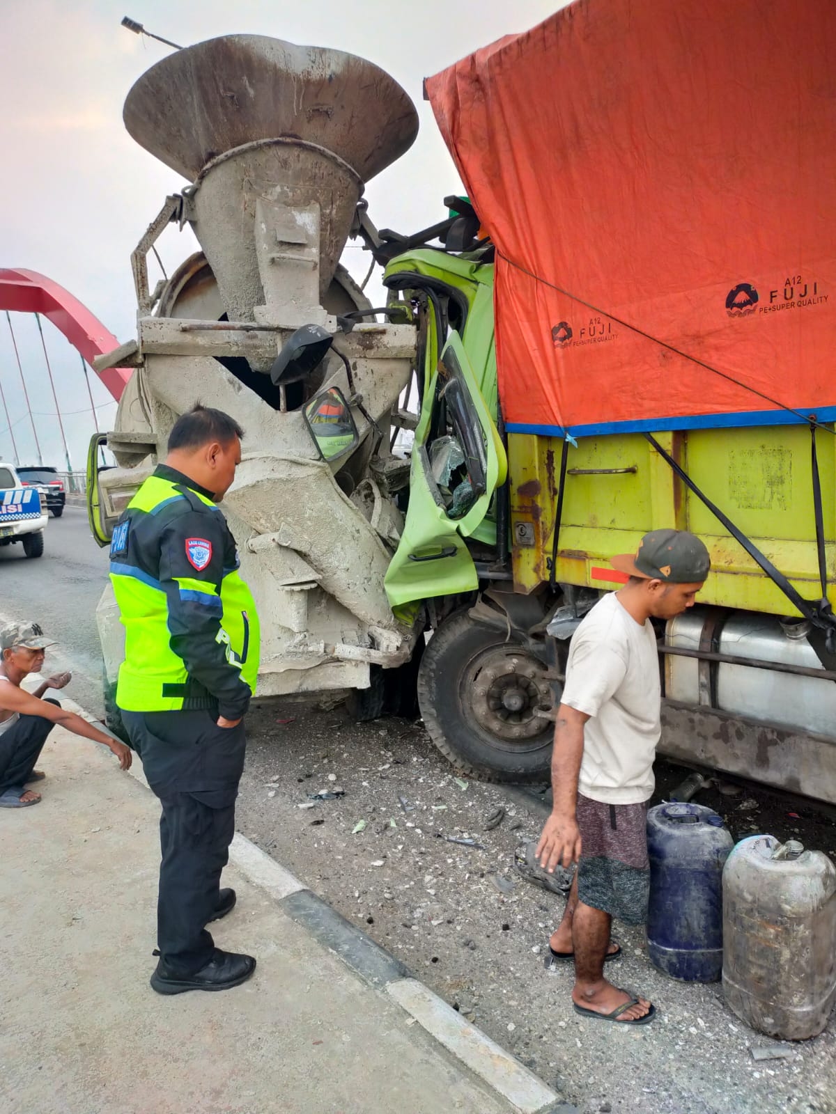 Truk Hino Hantam Molen Mogok, Arus di Musi II Tersendat Hingga 200 Meter