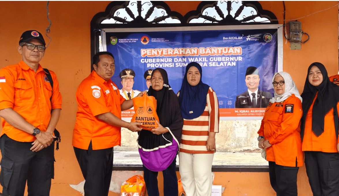 BPBD Sumsel Salurkan Bantuan Gubernur untuk Korban Kebakaran Plaju