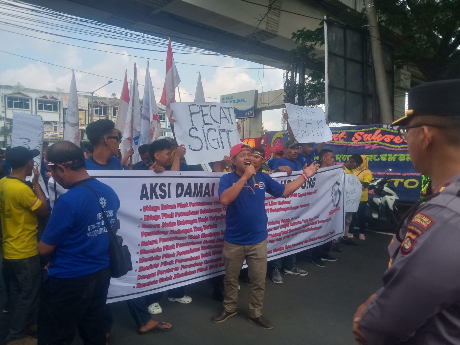 Ratusan Buruh PT Hoktong Geruduk DPRD Palembang, Tuntut Upah Lembur hingga Hentikan PHK Sepihak