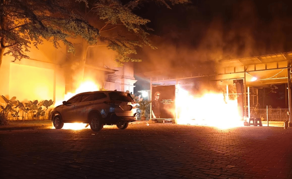 Mobil dan Dua Motor Terbakar di Area CitraLand, Polisi Amankan Seorang Perempuan yang Diduga ODGJ
