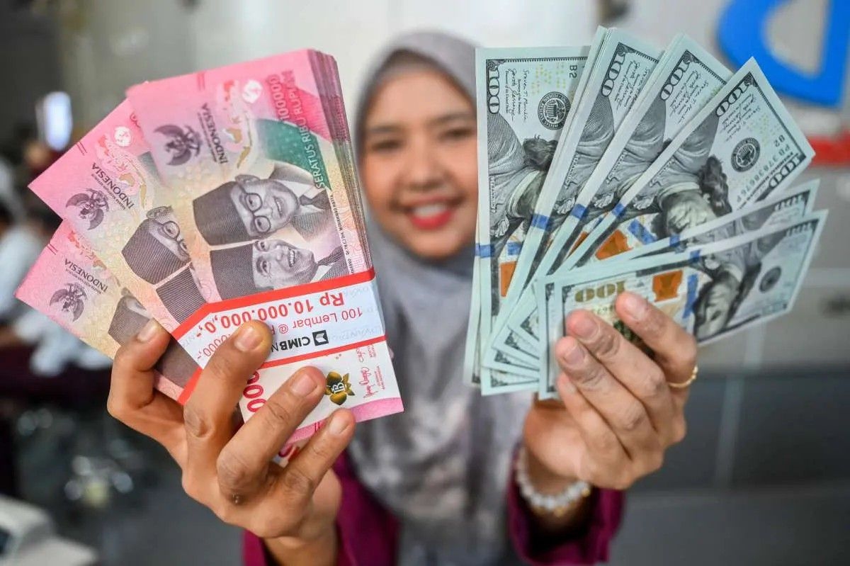 Rupiah Dibuka Menguat ke Rp17.894 per Dolar AS, Harga Minyak Jadi Pendorong