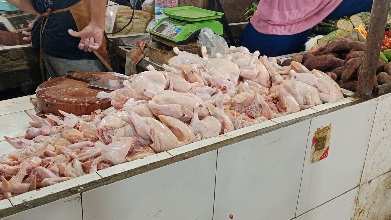 Harga Ayam Rp42 Ribu per Kilogram, Pedagang Pasar Sekip Ujung Keluhkan Daya Beli Warga