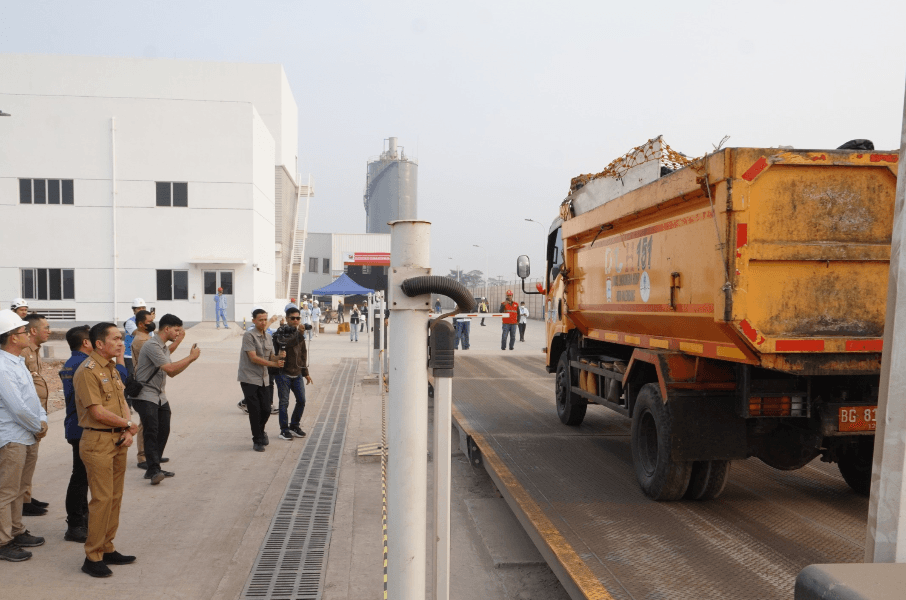 Ratu Dewa Tinjau Langsung Proses Pengiriman Perdana Sampah ke PSEL
